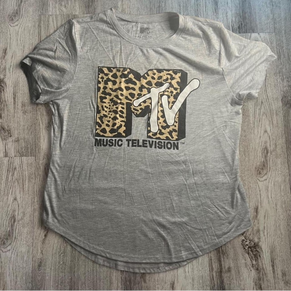 MTV Leopard Logo Graphic Tee – Gray Short Sleeve T-Shirt